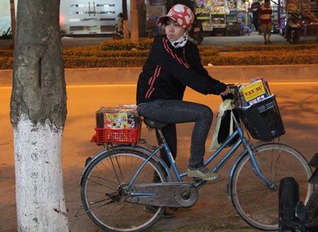 Nghề bán dạo đất Hà Thành - 4 Những người bán hàng lại tiếp tục rong ruổi trên khắp phố phường Hà Nội với chiếc xe đạp của mình.