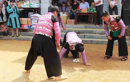 Tết về, lên Mộc Châu xem người Mông… ấp trứng - 1 Rồng ấp trứng là một trong những trò chơi dân gian truyền thống thường giành cho nam giới.