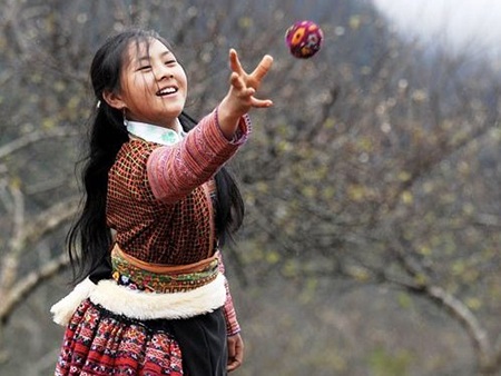 Tết về, lên Mộc Châu xem người Mông… ấp trứng - 3 Đây là một môn thể thao, một trò chơi dân gian truyền thống hiện vẫn được bảo lưu, phát huy.