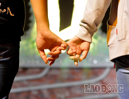 Những cặp đôi quyến luyến, e ấp bên nhau.