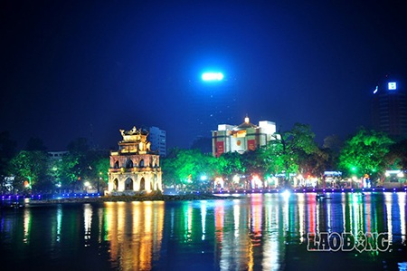 Đêm hồ Gươm lung linh sắc màu