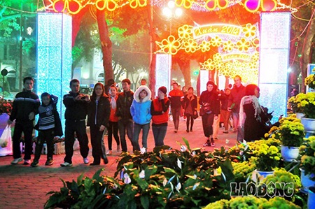 Nhiều người, đa số là sinh viên, tranh thủ đến đây vui chơi, ngắm cảnh hồ.