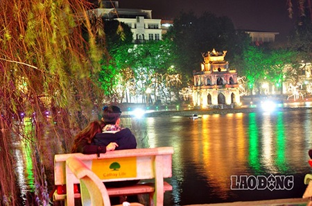 Những cặp đôi quyến luyến, e ấp bên nhau.