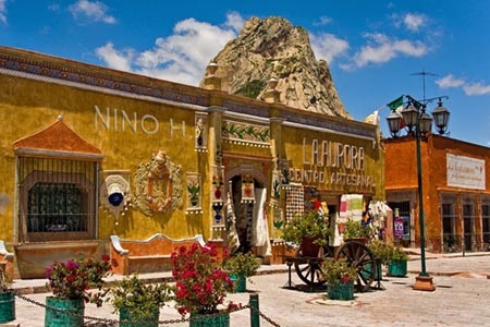 Đắm mình trong thành phố đầy màu sắc cổ tích của Mexico - 1 Thành phố Mexico có rất nhiều khu phố sắc màu với những
bức tranh tường.