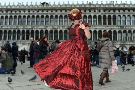 Hoà mình vào lễ hội "tán tỉnh" nhau mà không sợ bị phát hiện - 6 Đến
Venice thời gian này, du khách sẽ ngấy ngây trong một mùa Carnavil đầy màu sắc
và lãng mạn