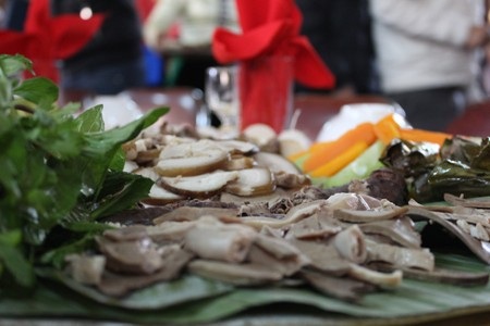 Thịt được thái mỏng, bày trên lá chuối đã hơ lửa và được lau sạch