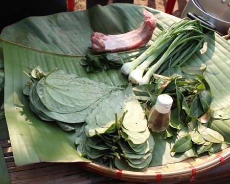 Rau đáu và các gia vị để làm món chả rau đáu