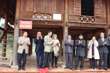 Bàn giao trang thiết bị hỗ trợ giữa Dự án ESRT với Nhà văn hóa xóm Ải