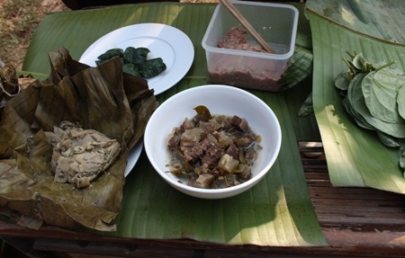 Thịt trâu lá Lồm, chả rau đáu hai thứ ăn đặc sản của người mường