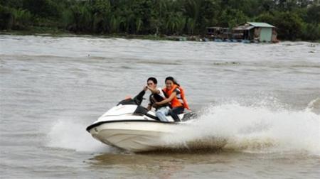 Tour hay: “Chu du” trên sông Sài Gòn dịp 8/3 - 1 Chỉ cần một thao tác bật công tắc, tiếng máy nổ giòn giã rồi nhẹ nhàng rẽ nước phóng về phía trước