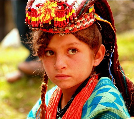 Thiếu nữ bộ tộc Kalash đẹp như người Châu Âu - 3 Người Kalash sống trong ba thung lũng miền núi xa xôi: Bumburet, Rumbur, và
Birir.