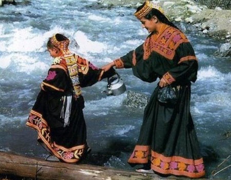 Thiếu nữ bộ tộc Kalash đẹp như người Châu Âu - 4 Người Kalash sống trong ba thung lũng miền núi xa xôi: Bumburet, Rumbur, và
Birir.