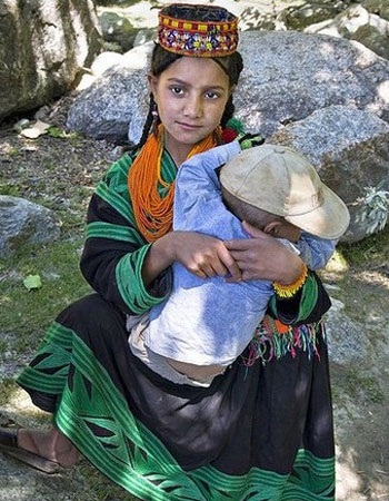 Thiếu nữ bộ tộc Kalash đẹp như người Châu Âu - 5 Người Kalash sống trong ba thung lũng miền núi xa xôi: Bumburet, Rumbur, và
Birir.