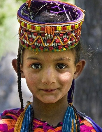 Thiếu nữ bộ tộc Kalash đẹp như người Châu Âu - 6 Người Kalash sống trong ba thung lũng miền núi xa xôi: Bumburet, Rumbur, và
Birir.