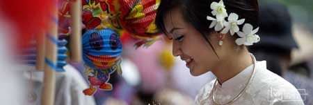 Hình ảnh Việt Nam “đẹp mà gần gũi” trên báo nước ngoài - 1 Thiếu nữ Việt Nam xinh tươi, tinh khôi trong tà áo dài trắng