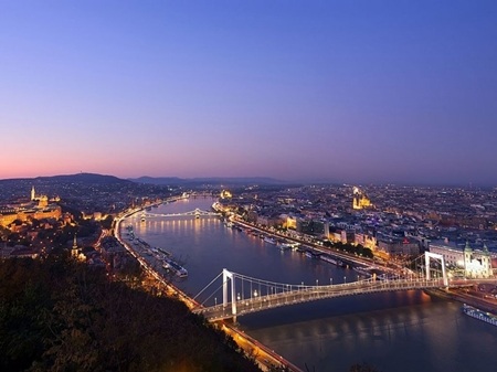 Chiêm ngưỡng cảnh đêm huyền diệu của những thành phố nổi tiếng - 1 Thủ đô Budapest của Hungary dưới ánh hoàng hôn