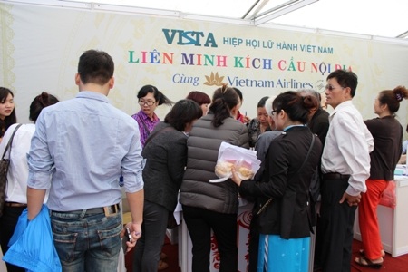 Ngay từ đầu giờ sáng đã hàng ngàn
người đổ về hội chợ chờ xếp hàng để mua vé máy bay