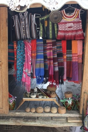 Ở xứ này, tất cả các nếp nhà sàn truyền thống của xứ mường này vẫn còn được lưu giữ nguyên bản