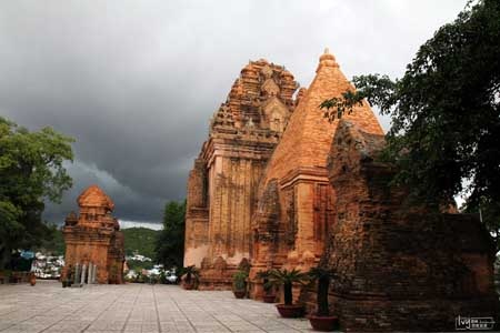 Hình ảnh Việt Nam “đẹp mà gần gũi” trên báo nước ngoài - 11 Tháp Po Nagar - Nha Trang