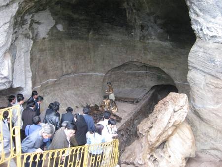 Ở xứ này, tất cả các nếp nhà sàn truyền thống của xứ mường này vẫn còn được lưu giữ nguyên bản