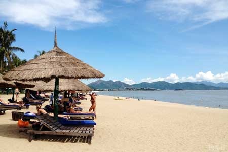 Hình ảnh Việt Nam “đẹp mà gần gũi” trên báo nước ngoài - 12 Bãi biển Nha Trang