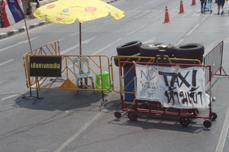 Những người biểu tình cắm trại ngay trên đường phố. Lều, túi ngủ cũng được cung cấp miễn phí.