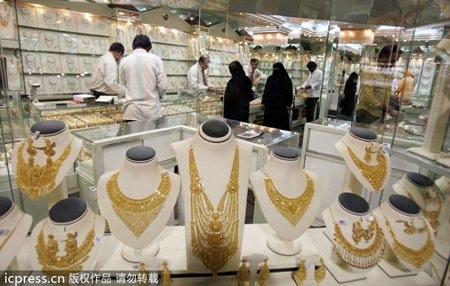 Hoa mắt với... vàng ở “thiên đường mua sắm” Dubai - 2 Với đủ mọi kiểu dáng mẫu mã độc đáo, du khách có rất nhiều sự lựa chọn tùy theo sở thích bản thân