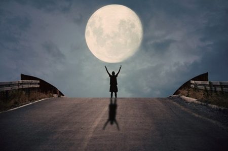 Bức ảnh mang đến cho người xem một sự cô đơn, trống trải của con người giữa
đất trời rộng lớn