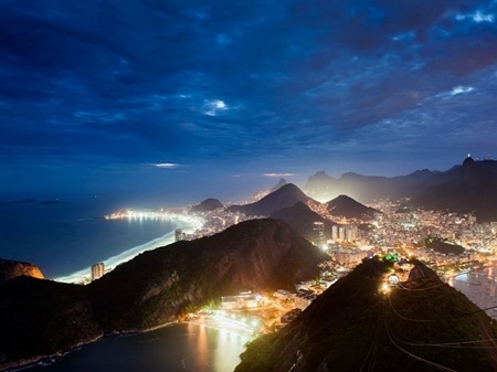 Chiêm ngưỡng cảnh đêm huyền diệu của những thành phố nổi tiếng - 2 Thành phố Rio de Janeiro của Brazil nằm dưới chân núi và dường như không có ban đêm