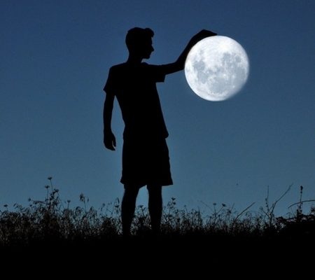 Bức ảnh mang đến cho người xem một sự cô đơn, trống trải của con người giữa
đất trời rộng lớn