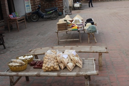 Các dịch vụ đơn giản như quà lưu niệm, quán nước tại ngôi làng cổ này cũng thưa thớt