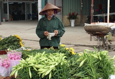 Chỉ ở Hà Nội mới có những gánh hàng hoa trần gian như thế 