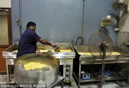 Hoa mắt với... vàng ở “thiên đường mua sắm” Dubai - 6 Cận cảnh quy trình làm việc của một người thợ