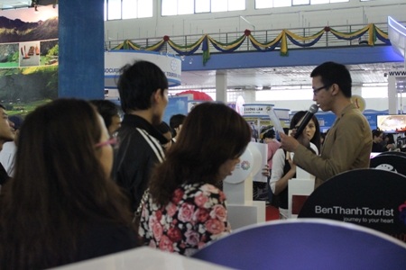 Lượng khách quá đông, khiến nhiều
nhân viên phải căng mình ra làm việc