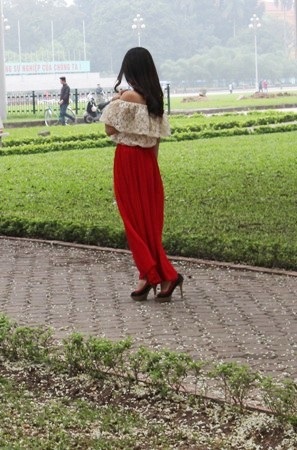 Hoa có chùm dài có màu trắng đẹp hiền hòa, hoa nở thành chùm ngay khi những lộc cây vừa nhú