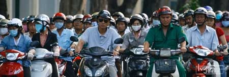 Hình ảnh Việt Nam “đẹp mà gần gũi” trên báo nước ngoài - 5 Một góc đường phố Hà Nội vào giờ tan tầm