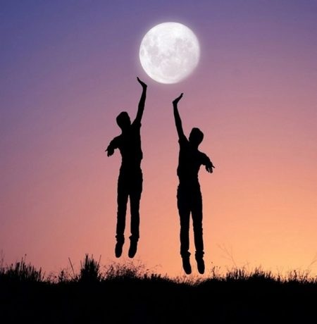 Con người vui đùa cùng mặt trăng
