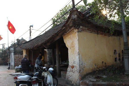 Các dịch vụ đơn giản như quà lưu niệm, quán nước tại ngôi làng cổ này cũng thưa thớt