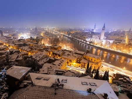 Chiêm ngưỡng cảnh đêm huyền diệu của những thành phố nổi tiếng - 6 Thành phố Verona hư ảo và mê hoặc trong màn tuyết phủ trắng xóa trên những mái nhà