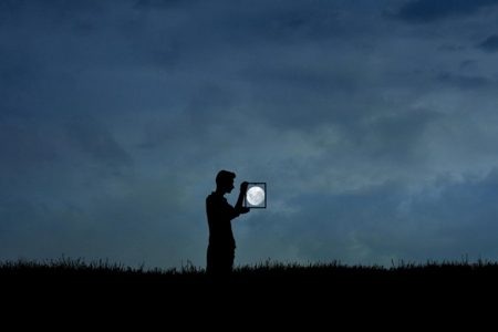  Mặt trăng được gói gọn trong khung ảnh nhỏ