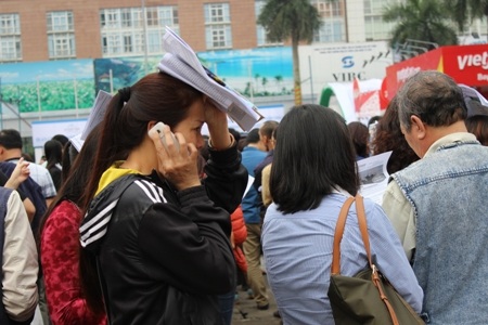 Lượng khách quá đông, khiến nhiều
nhân viên phải căng mình ra làm việc