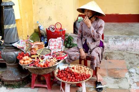 Hình ảnh Việt Nam “đẹp mà gần gũi” trên báo nước ngoài - 9 Người bán hàng trên đường phố Hội An