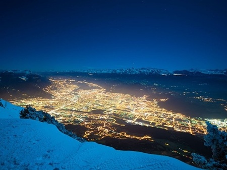 Chiêm ngưỡng cảnh đêm huyền diệu của những thành phố nổi tiếng - 9 Thành phố Grenoble - Pháp ngời sáng trong ánh điện lung linh