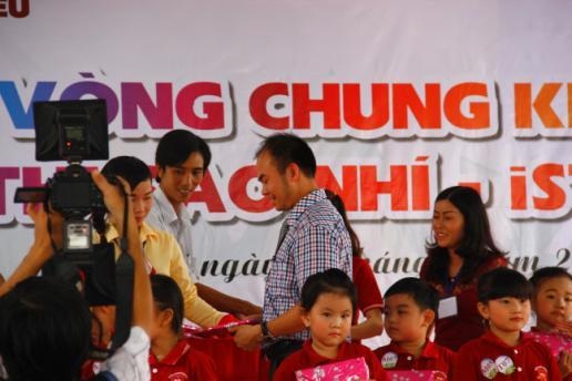 Khởi động cuộc thi Sao Nhí – IStar 2014 tại Bạc Liêu - 3 Ông Vũ Khánh Toàn, Giám đốc Marketing của Delys JSC trao giải thưởng cŨo các ngôi sao nhí