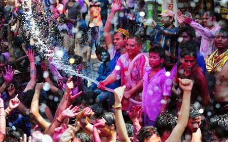 Chiêm ngưỡng “cuộc chiến” sắc màu tại Ấn Độ