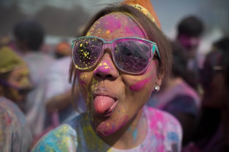 Các thiếu nữ vui đùa, bôi bột màu cho nhau