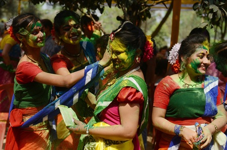 Khoảng khắc thú vị của một du khách vui chơi trong lễ hội Holi