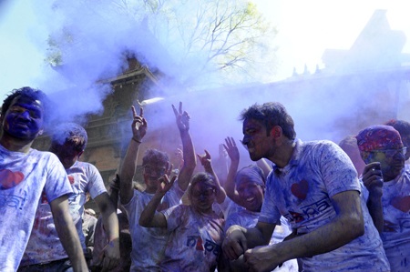 Thiếu nữ Ấn Độ xinh đẹp với khuôn mặt hóa trang đầy bột màu