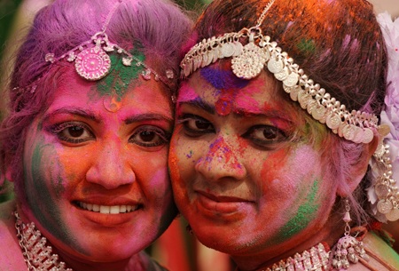 Hầu hết người dân đều thích thú với lễ hội này.