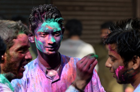 Những chàng trai vẽ mặt cho nhau để hóa trang